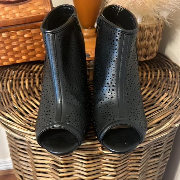 Black Wedge Peep Toe Shoe/ 3 Inch/Side Zipper/ Size 10/ Cato - Picture 2 of 7